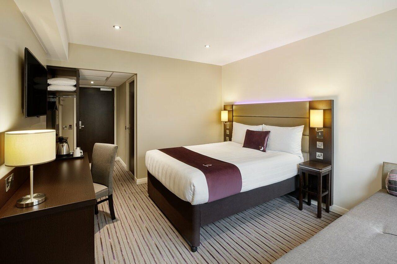 Premier Inn Staines Upon Thames ภายนอก รูปภาพ